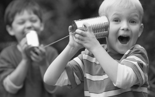 telefono con fili bambini e barattoli